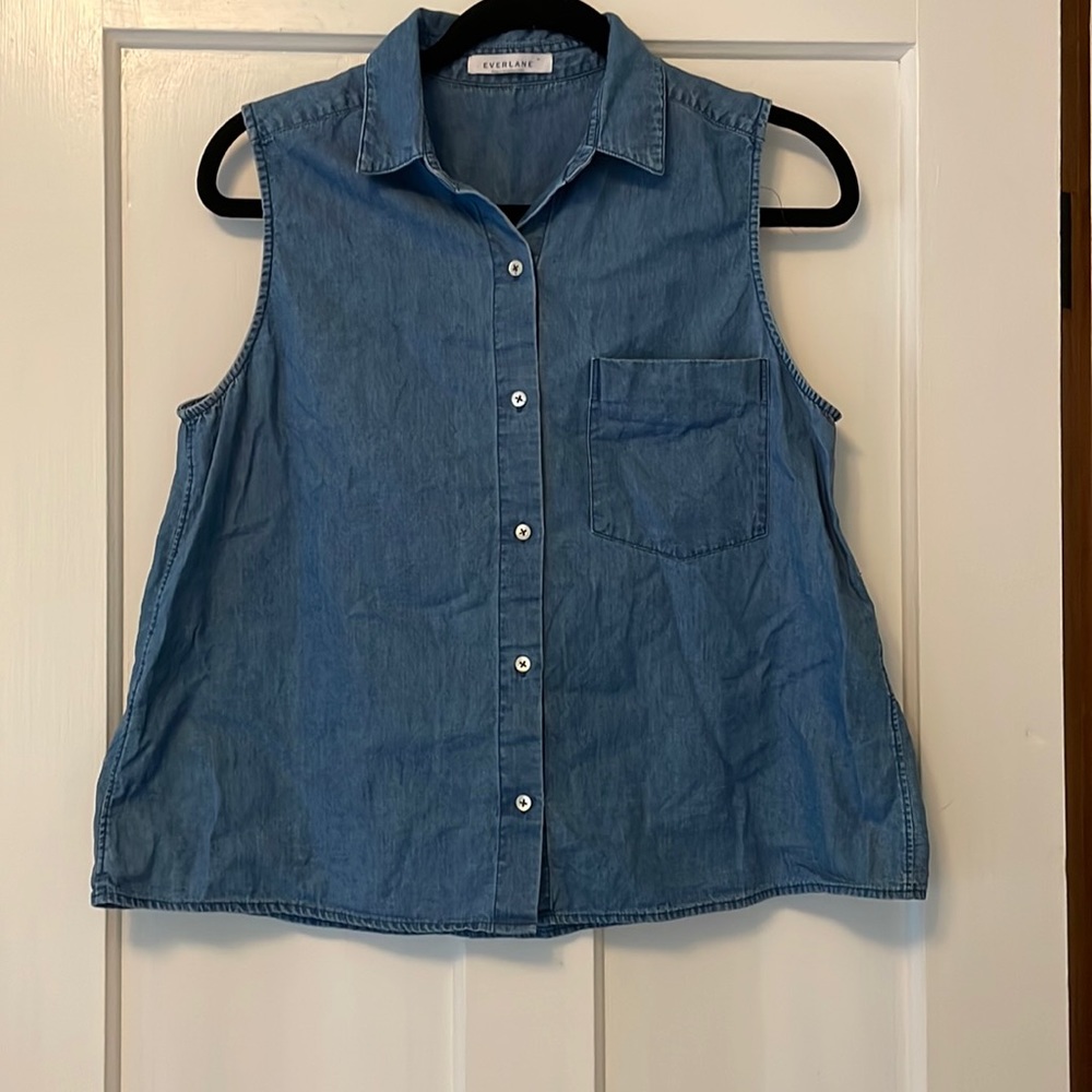 Everlane chambray sleeveless button down, size M